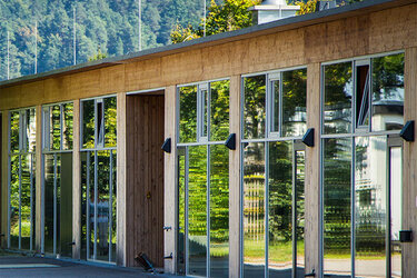 Blick auf die Fensterfront des Laborgebäudes der Hochschule Rottenburg