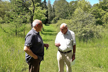 Rektor Dr. Bastian Kaiser und Dr. Rudolf Straub im Arboretum der Hochschule