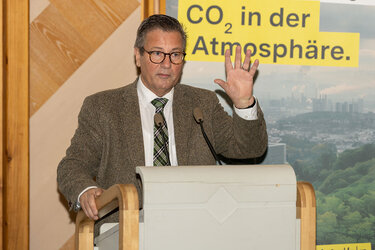 Minister Peter Hauk erläutert den Teilnehmern, warum er die gemeinschaftliche Waldbewirtschaftung schätzt und unterstützt.
