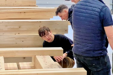 Studierende im Sägewerk