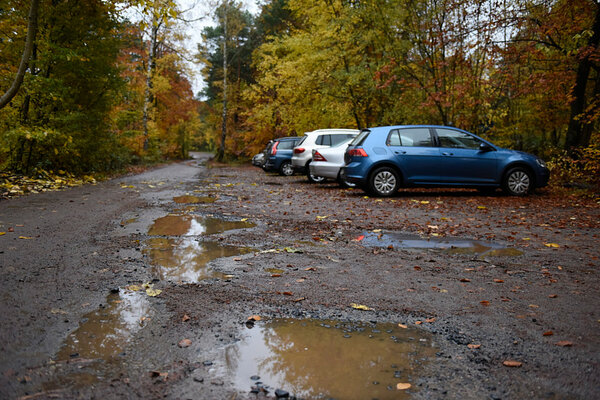 Blick auf einen Waldparkplatz mit Autos