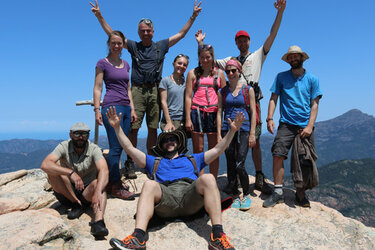 Gruppenfoto auf einem Berggipfel auf Korsika mit Studierenden und ProfessorInnen