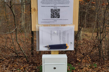 Der Waldbriefkasten mit analogen Umfragebögen und QR-Code soll alle Waldbesuchergruppen ansprechen.
