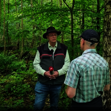 Herr Georg-Ludwig Wilhelm und Herr Hein stehen im Birkenwald und unterhalten sich