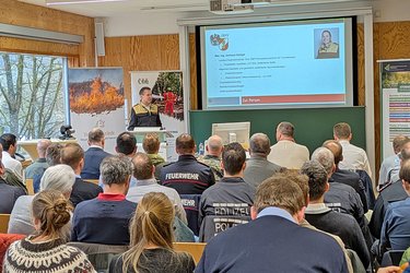 Blick über die Besucher hinweg zum Rednerpult