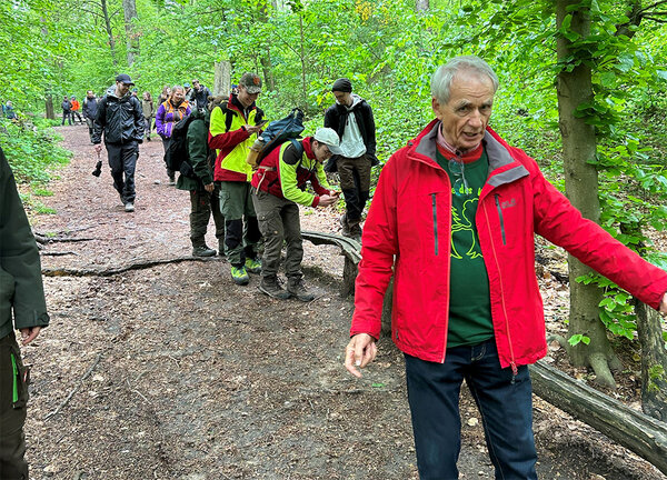 Berthold Ansel, der Chef der Freunde des Waldes, zeigt den Studierenden stolz die nach der Zerstörung durch Vandalen wiederhergestellte Kugelbahn