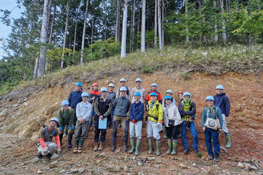 Gruppenfoto vor einem großen Bodenprofil