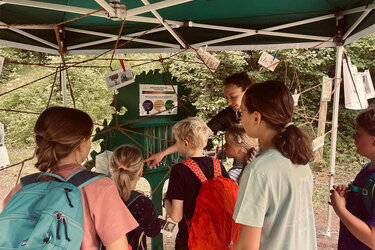 Besucher an einem Stand