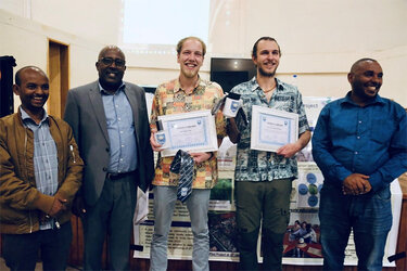 Gruppenfoto mit Stefan und Kai und Mitarbeitern der Universität