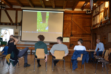 Die Teilnehmer sitzen in einem Stuhlkreis und diskutieren zusammen