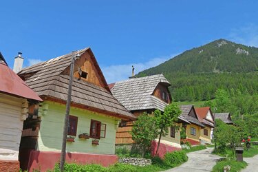 Blick auf zwei Häuser im Dorf