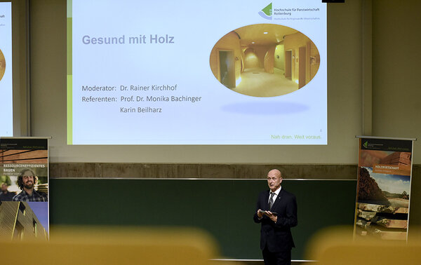 Moderator Dr. Rainer Kirchhof auf der Bühne der Aula der Hochschule Rottenburg