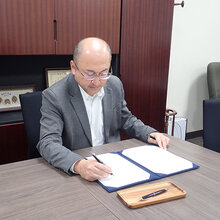 Prof. Dr. S. Yonekura, Dekan der landw. Fakultät Universität Shinshuû unterzeichnet das Abkommen
