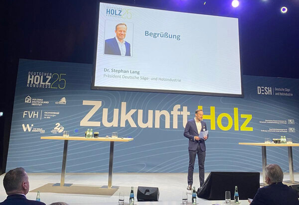 Dr. Stephan Lang, Präsident Deutsche Säge- und Holzindustrie, auf der Bühne bei seiner Begrüßung der Kongressteilnehmer