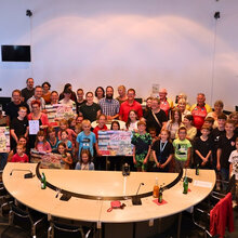 Gruppenfoto mit den Gewinnern im Rathaus