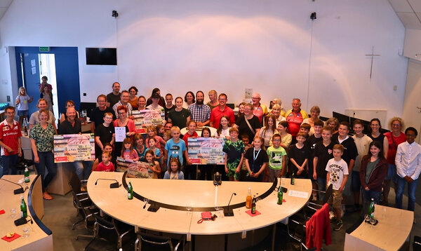 Gruppenfoto mit den Gewinnern im Rathaus