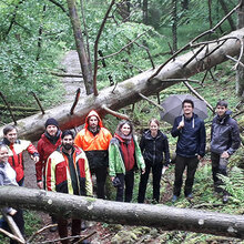 Gruppenbild mit Studierenden des Studiengangs M.Sc. Forstwirtschaft im Naturwaldreservat Tüfels Chäller, Stadtwald Baden im Aargau (Schweiz)