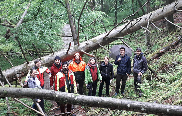 Gruppenbild mit Studierenden des Studiengangs M.Sc. Forstwirtschaft im Naturwaldreservat Tüfels Chäller, Stadtwald Baden im Aargau (Schweiz)