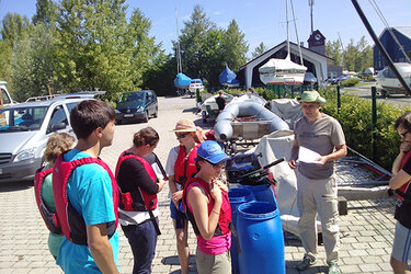 Studierende beim Vorbereiten der Motorboote für den Methodenkurs auf dem Bodensee