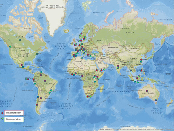 Weltkarte, auf der die bisherigen Aufenthaltsorte der Studierenden markiert sind:  Nord- und Südamerika, Europa, Asien, Afrika und Ozeanien.