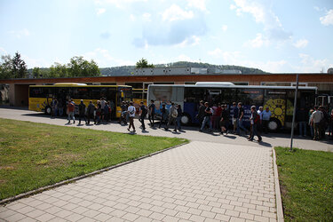 Besucher des Studieninformationstags steigen in den Bus zu den Programmpunkten im Lehrwald 