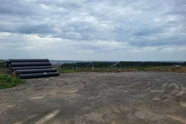 Blick von der Kuppe der Deponie mit Fotovoltaikanlagen