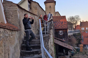 Ein Student fotografiert die Altstadt Rottenburg