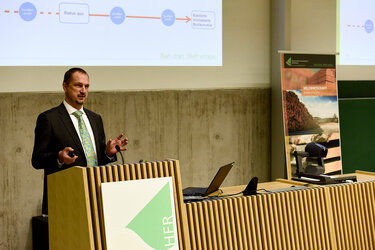 Prof. Dr. Artur Petkau am Rednerpult in der Aula der Hochschule Rottenburg