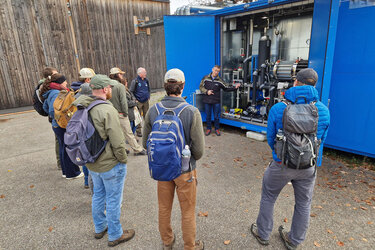 Prof. Thorwarth erläutert die Energiespeicherung durch Wasserstoff