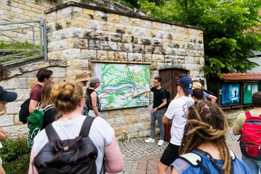Prof. Eberle erläutert eine Karte