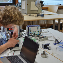 Schüler:innen machen einen Versuch zum Stirlingmotor