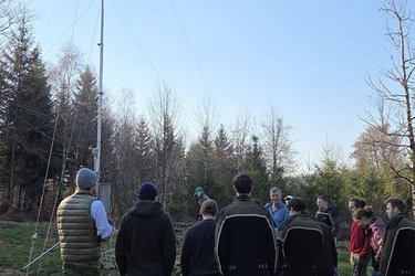 Windmessung auf einer Waldlichtung