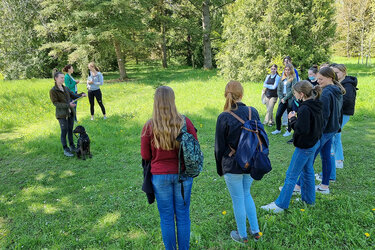 Schülerinnen stehen im Arboretum