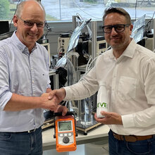 Projektleiter Prof. Dr. Stefan Pelz (links) nimmt das Multitec 545 Gasmessgerät von Michael Kersting (Hermann Sewerin GmbH, rechts) entgegen