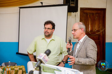 Die beiden Projektleiter der HFR, Prof. Steffen Abele und Prof. Stefan Pelz, beantworten Fragen der lokalen Bevölkerung, Bild: UENR