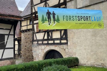 Banner hängt am Schloss: Forstsportlauf - Gut gelaufen bis nächstes Jahr