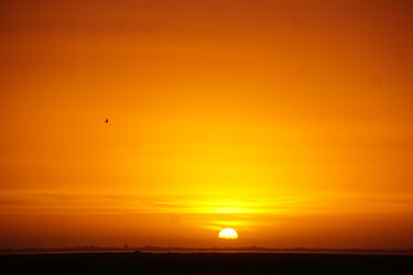 Blick auf einen Sonnenuntergang am Meer