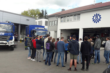 Die Studierenden besichtigen die Einsatzmittel für Katastrophenfälle von Feuerwehr und Technischem Hilfswerk.