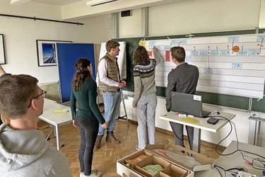 Mit der „Schwimmbahn“ entwickeltn die Studierende den Prozess der Revierübergabe.