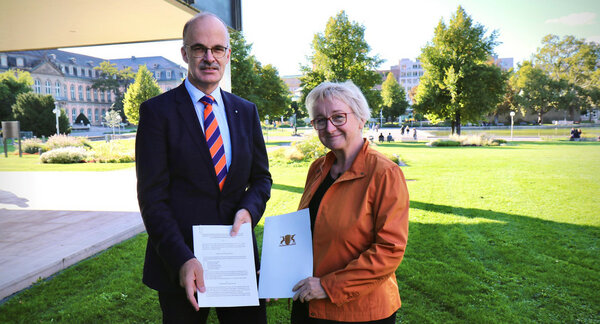 Frau Ministerin Bauer übergibt Herrn Professor Reuter die gerade unterzeichnete Rechtsverordnung zur Verleihung des Promotionsrechts.