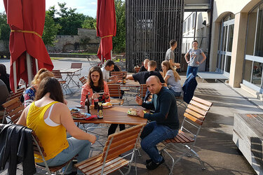 Teilnehmer unterhalten sich beim Essen am Tisch