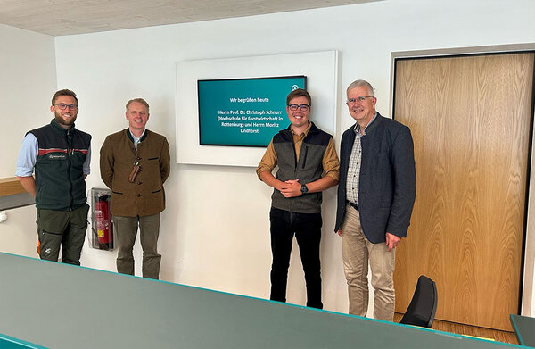 Begrüßung in der Landesbetriebsleitung von Hessenforst in Kassel: Jonas Rabe (Sachgebietsleiter Zentrale Dienste), Michael Rost (Sachgebietsleiter Interne Organisationsberatung), Moritz Lindhorst und Christoph Schurr (beide HFR).