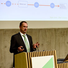 Prof. Dr. Artur Petkau am Rednerpult in der Aula der Hochschule Rottenburg