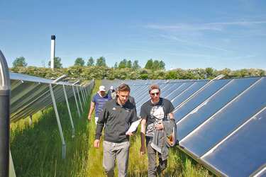 Studierende besichtigen eine Freiflächen-Solarthermieanlage