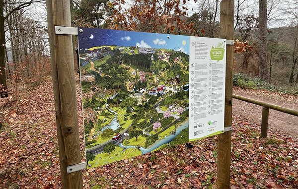 Ein Wimmelbild als Infotafel am Waldparkplatz Dreieichen im Forstamt Bad Dürkheim