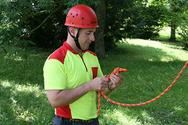 Wahlpflichtfach Seilklettertechnik A-Kurs - Baumkletterer mit Kletterausrüstung am Boden