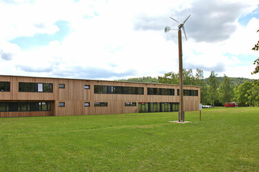 Kienzle-Bau und davor die Kleinwindkraftanlage der Hochschule Rottenburg