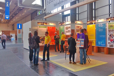 Studieninteressierte informieren sich am Messestand der Hochschule Rottenburg