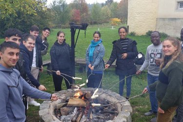 Austauschstudierende beim Gemeinsamen Grillen auf dem Campusgelände