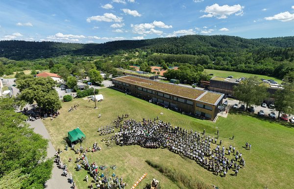 Luftbild: Blick auf die Teilnehmer von oben über das Campusgelände hinweg